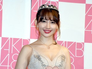 AKB48卒業公演後、囲み取材に応じた小嶋陽菜