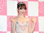 AKB48卒業公演後、囲み取材に応じた小嶋陽菜