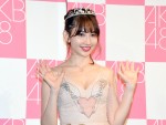 AKB48卒業公演後、囲み取材に応じた小嶋陽菜