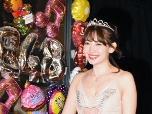 AKB48卒業公演後、囲み取材に応じた小嶋陽菜