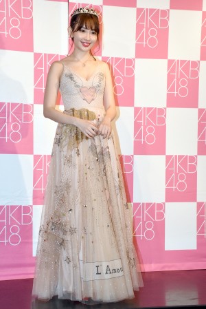 AKB48卒業公演後、囲み取材に応じた小嶋陽菜