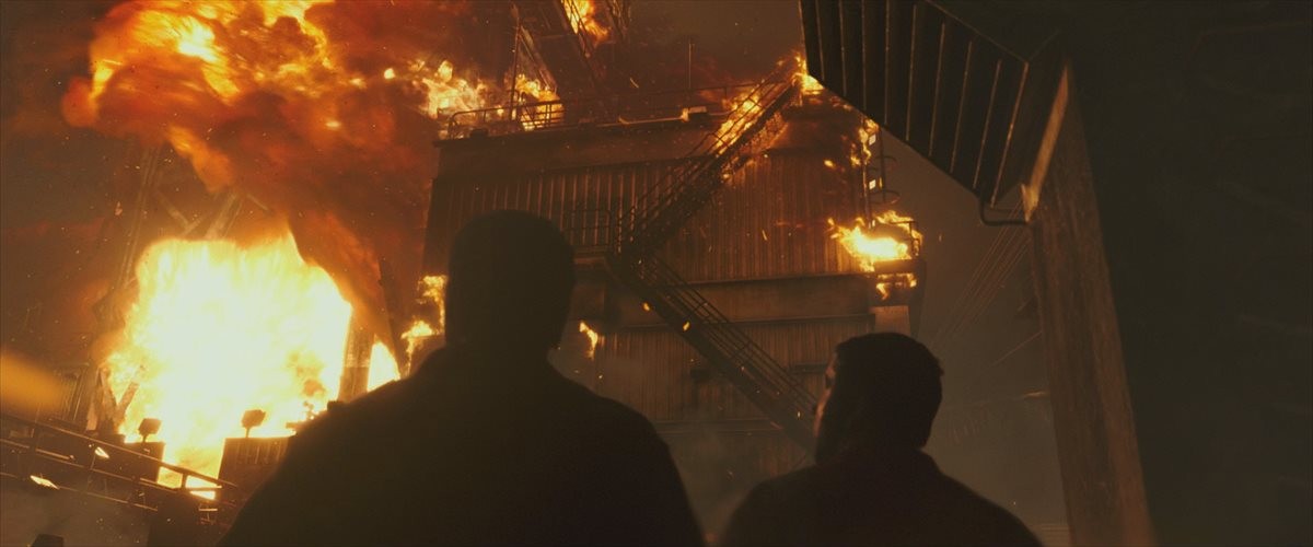 映画史上最大級の“大爆発”『バーニング・オーシャン』本編映像解禁