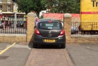 車幅ギリギリの門、通れる？通れない？　※「UPI」サイトのスクリーンショット