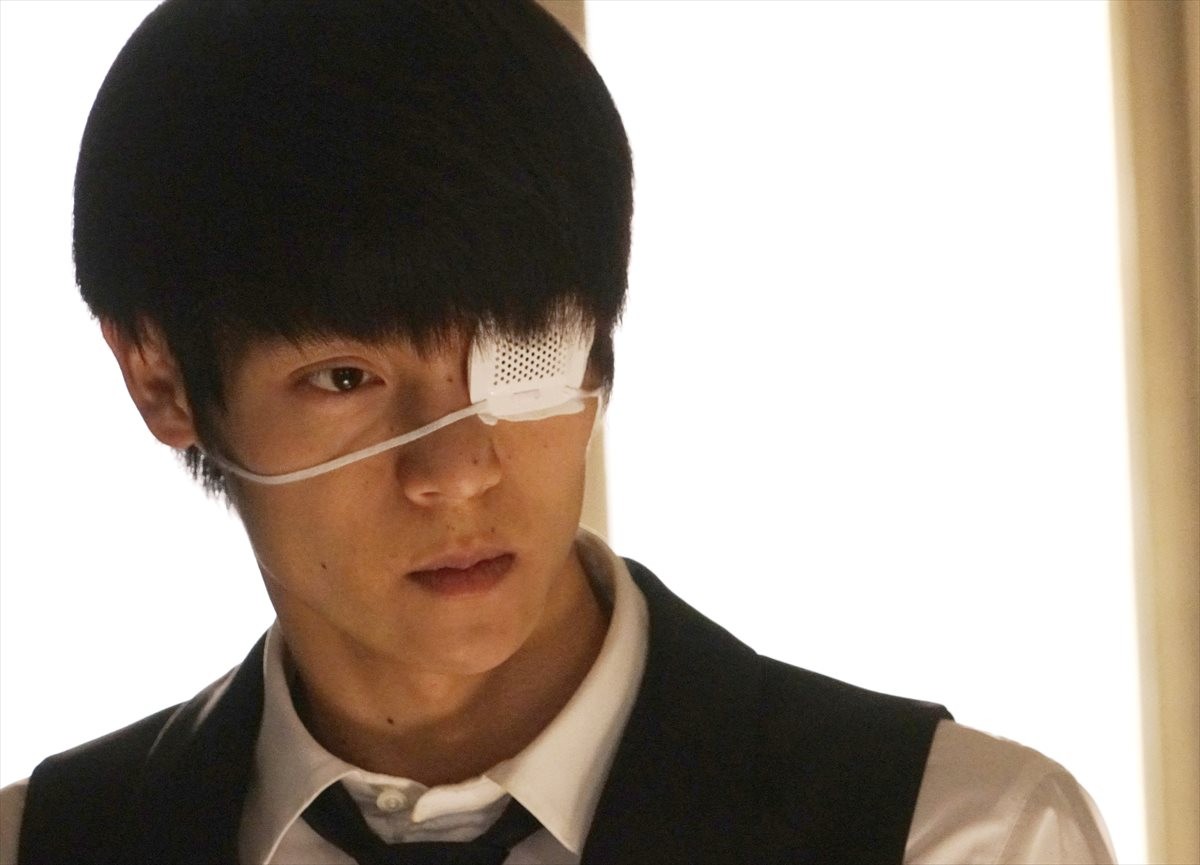 『東京喰種』窪田正孝、“カネキ”赫眼した喰種姿お披露目！ リゼ、真戸も公開