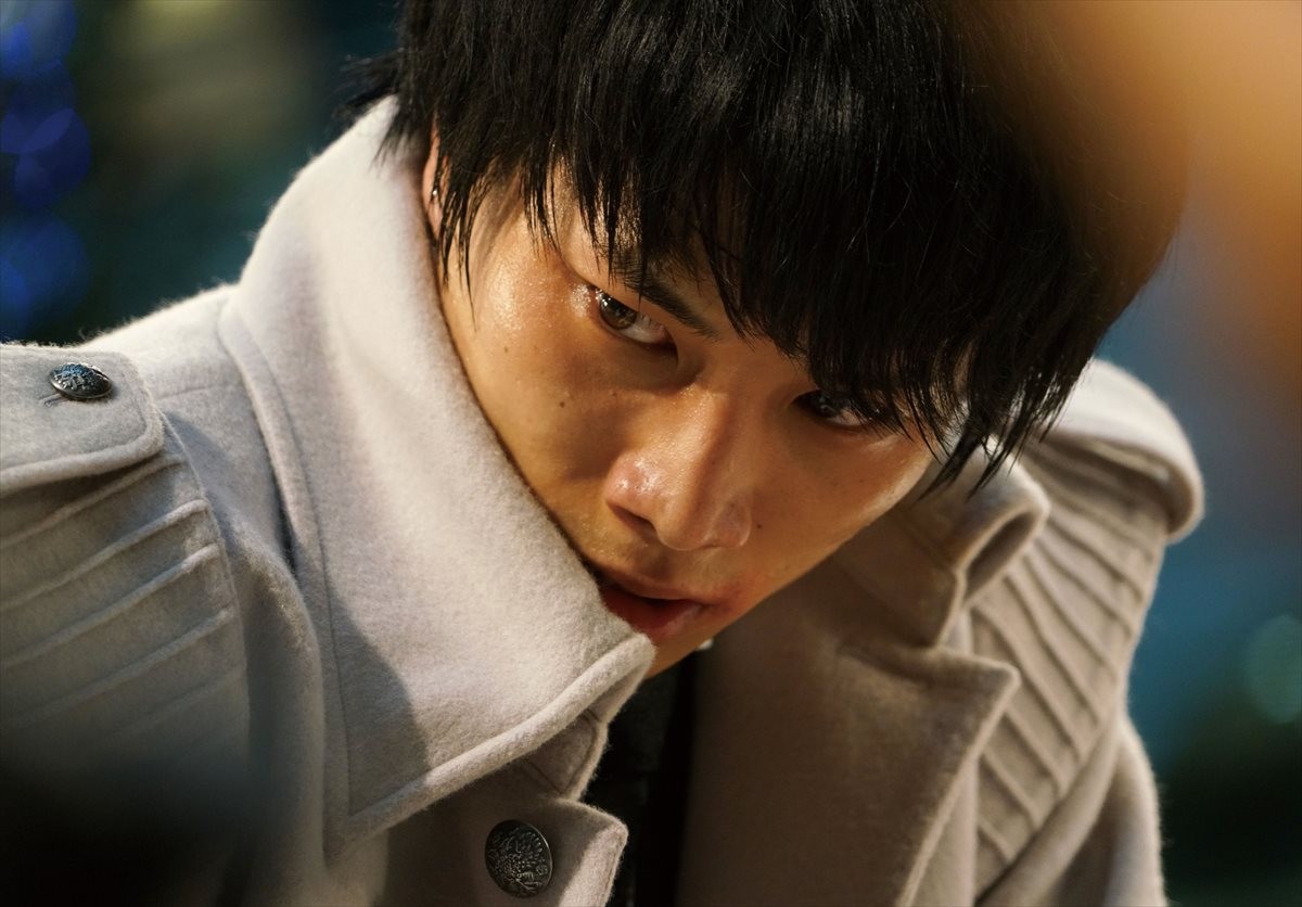 『東京喰種』窪田正孝、“カネキ”赫眼した喰種姿お披露目！ リゼ、真戸も公開