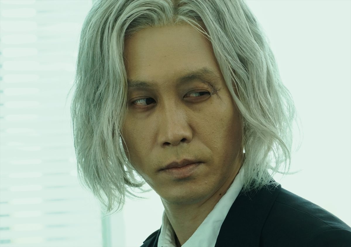 『東京喰種』窪田正孝、“カネキ”赫眼した喰種姿お披露目！ リゼ、真戸も公開