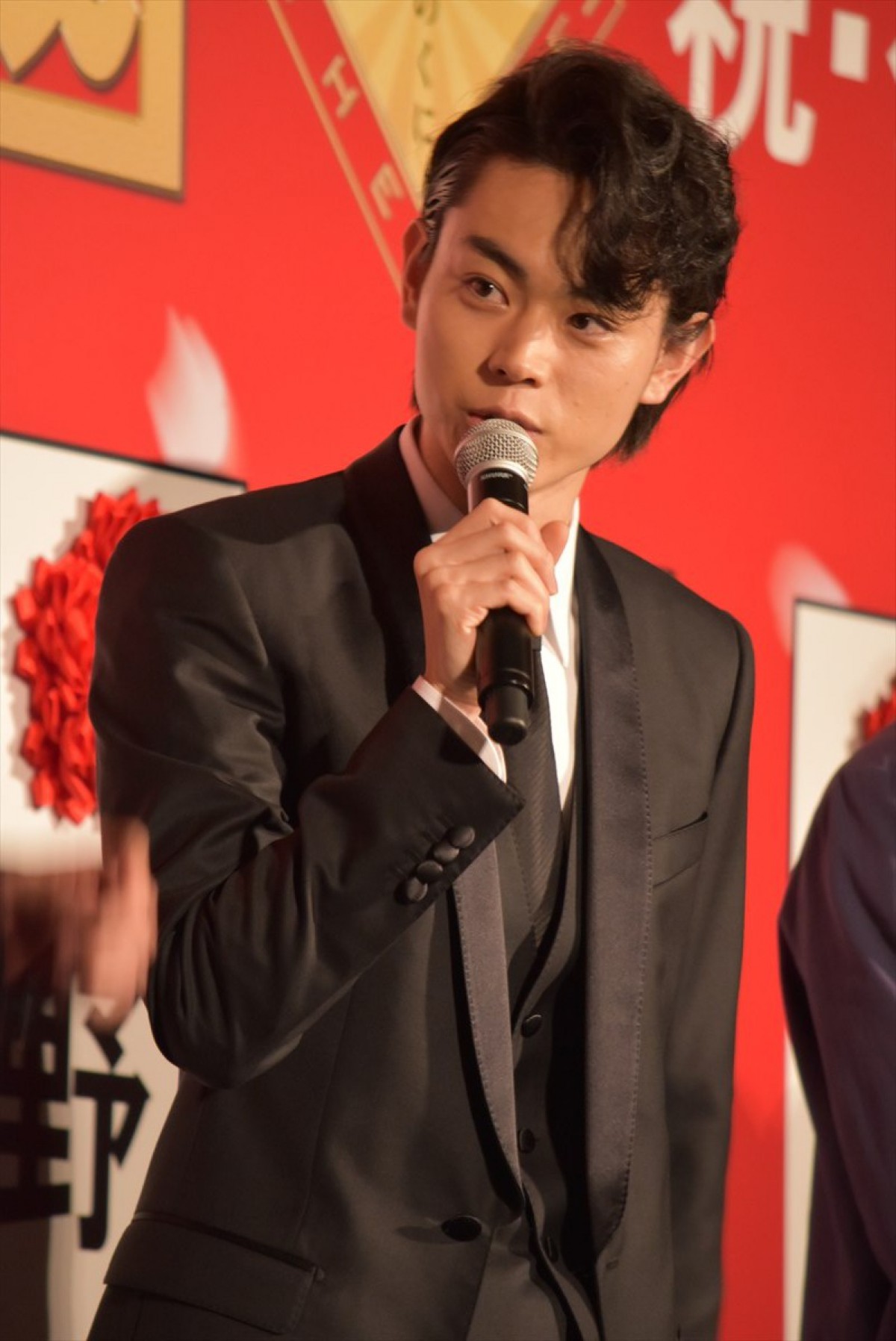 菅田将暉、オールアップの日に共演者全員と唇にキス！間宮祥太朗から「あれは何だ！」