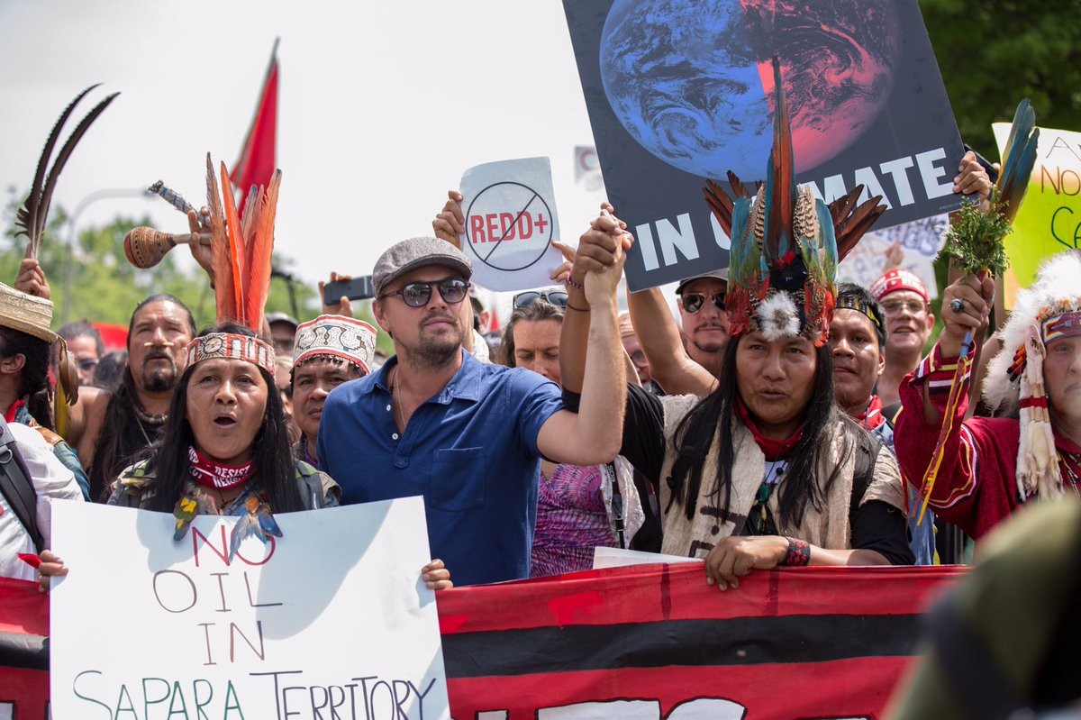 レオナルド・ディカプリオ、気候変動を警告する大行進で米国内外の先住民と合流