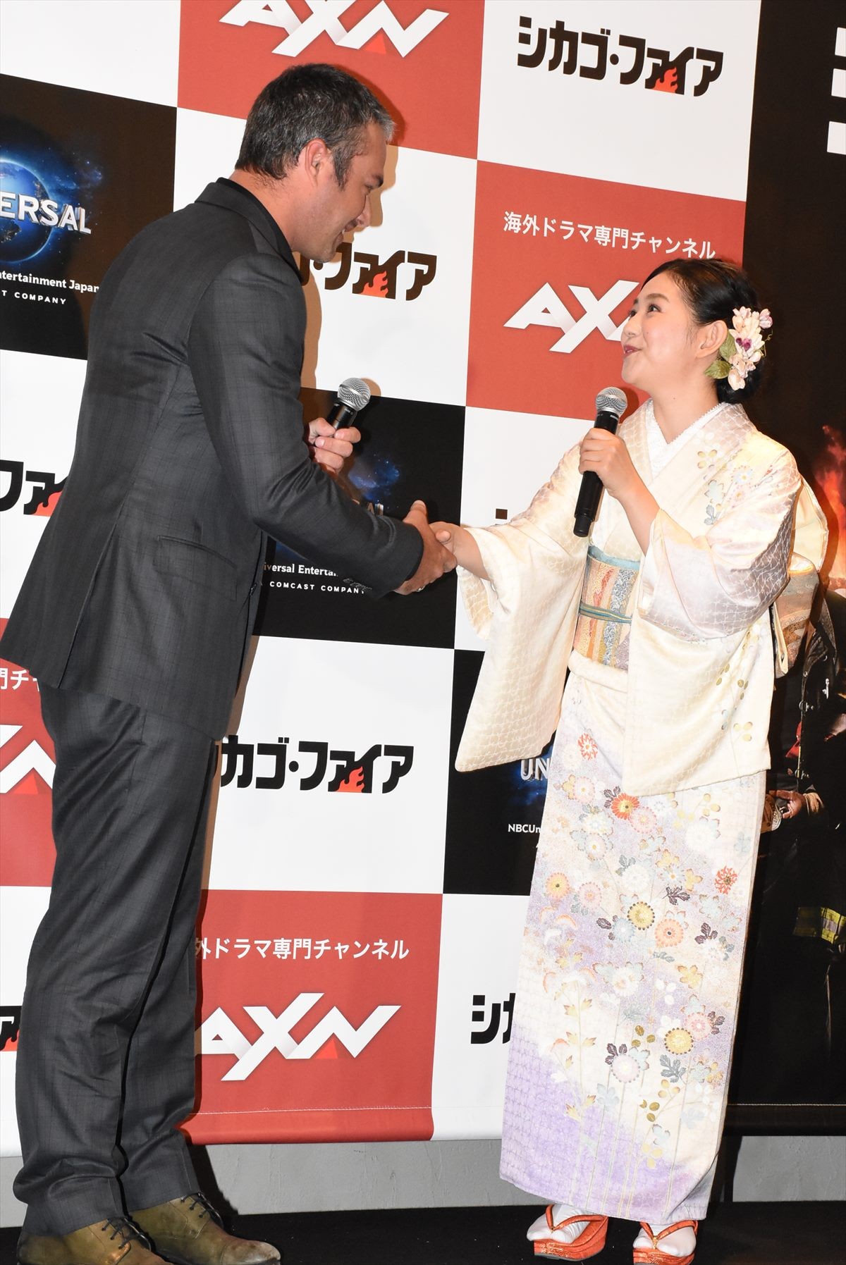 『シカゴ・ファイア』テイラー・キニー来日！日本流おもてなし＆和装の関根麻里を絶賛