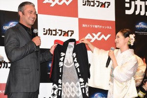 テイラー・キニー、関根麻里、海外ドラマ『シカゴ・ファイア』イベントに出席