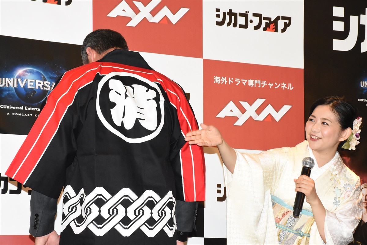 『シカゴ・ファイア』テイラー・キニー来日！日本流おもてなし＆和装の関根麻里を絶賛