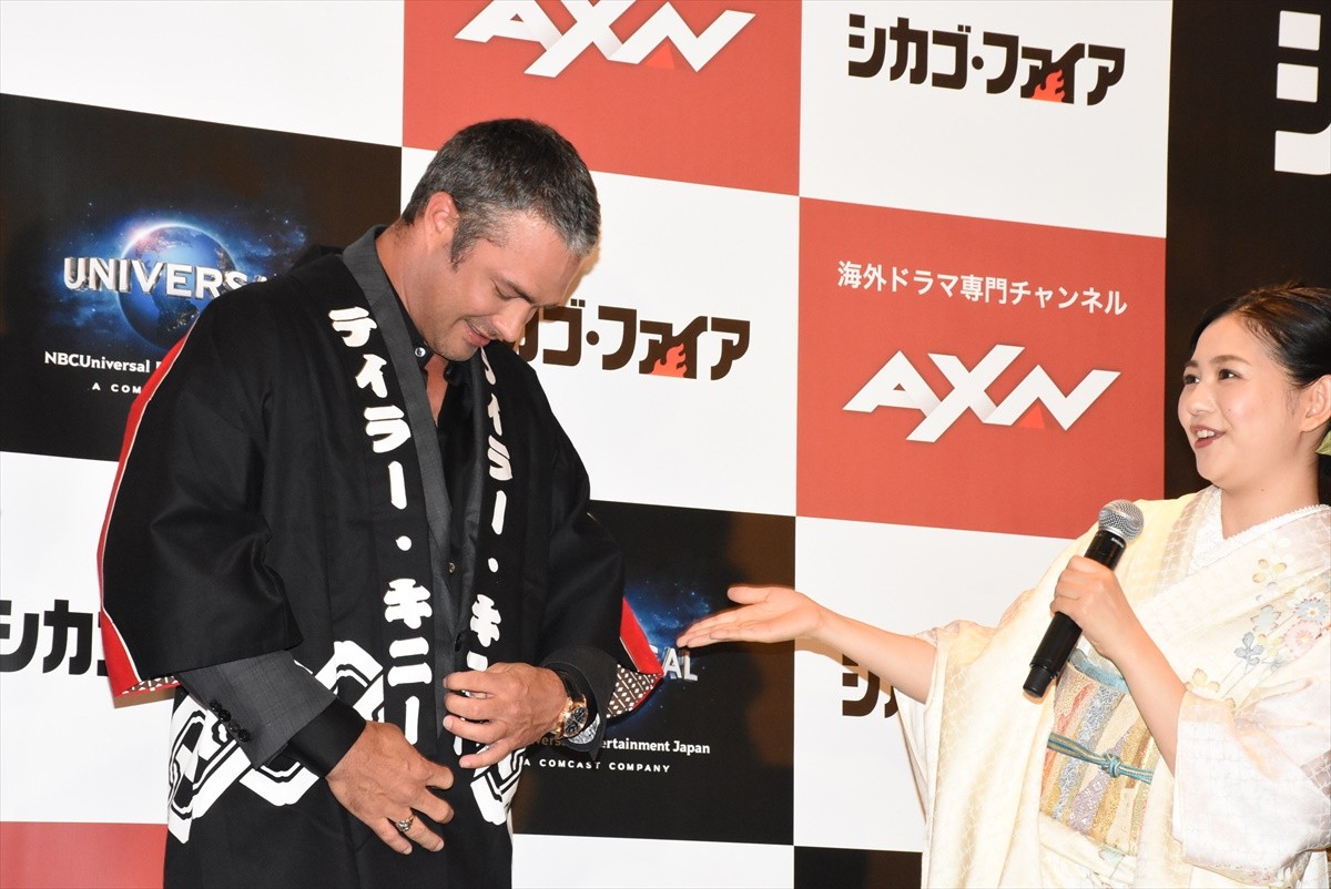 『シカゴ・ファイア』テイラー・キニー来日！日本流おもてなし＆和装の関根麻里を絶賛