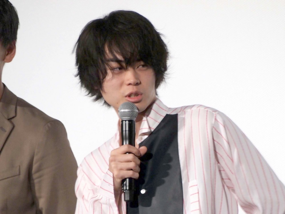 菅田将暉＆野村周平が公開キス！『帝一の國』動員100万人突破で「やったぜ！」