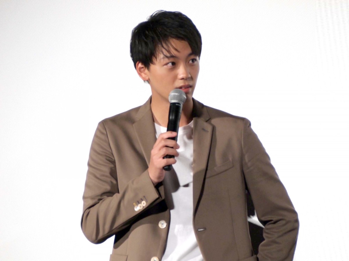 菅田将暉＆野村周平が公開キス！『帝一の國』動員100万人突破で「やったぜ！」