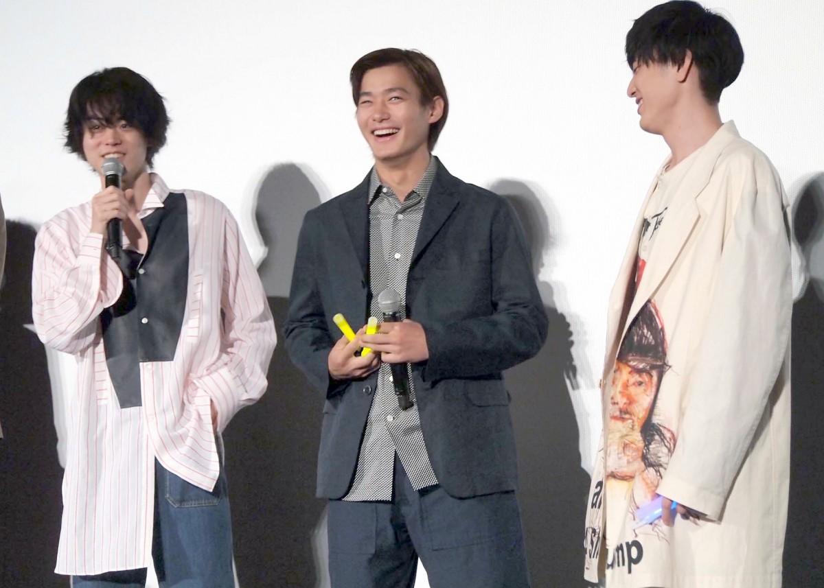 菅田将暉＆野村周平が公開キス！『帝一の國』動員100万人突破で「やったぜ！」