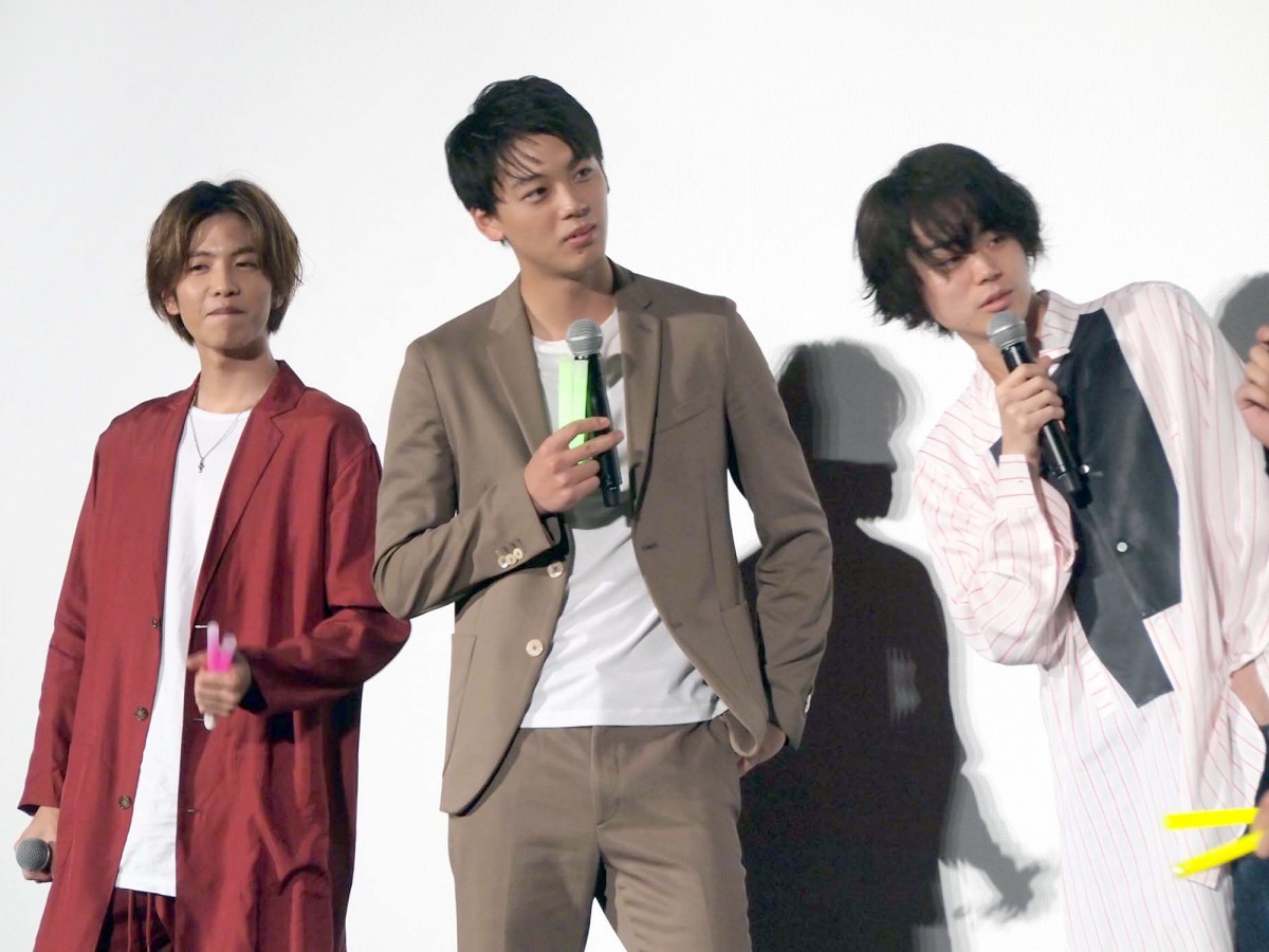 菅田将暉＆野村周平が公開キス！『帝一の國』動員100万人突破で「やったぜ！」