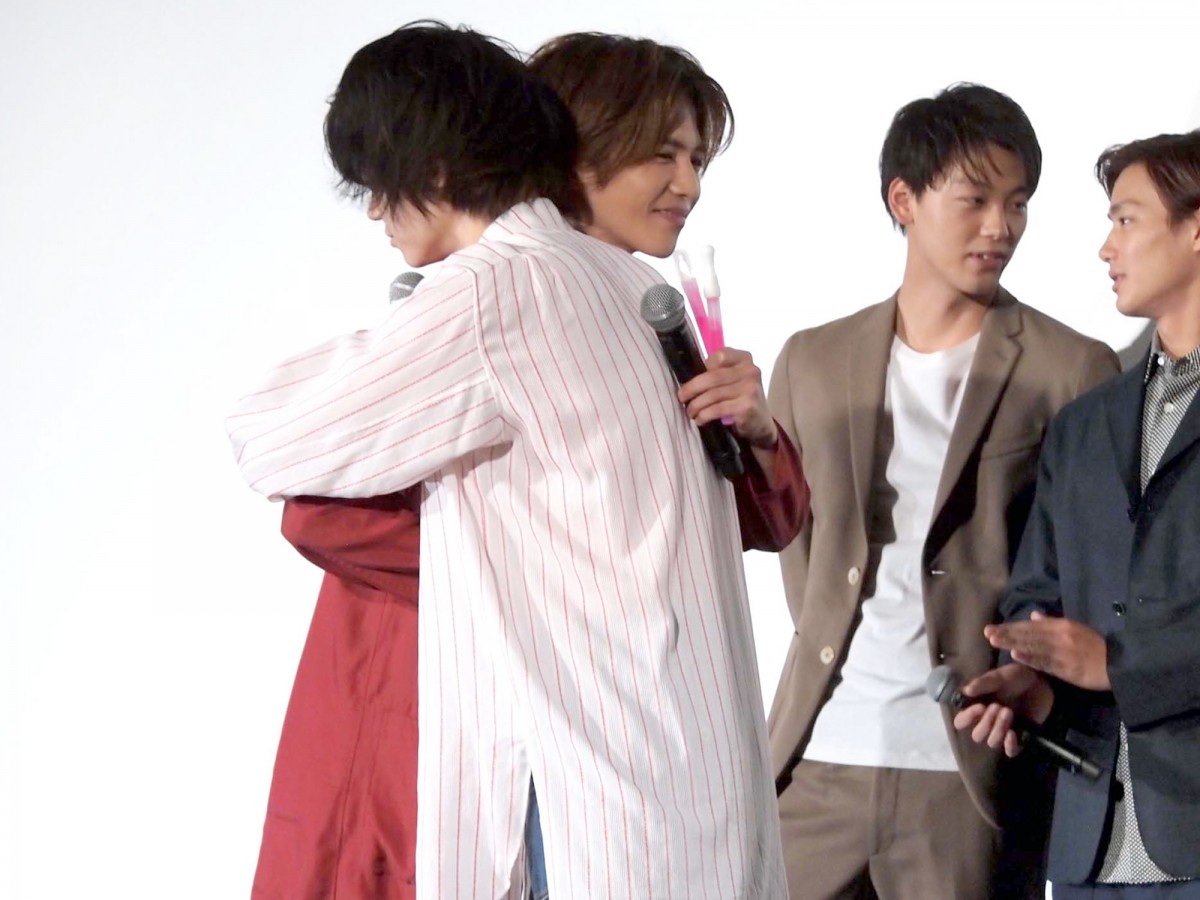 菅田将暉＆野村周平が公開キス！『帝一の國』動員100万人突破で「やったぜ！」