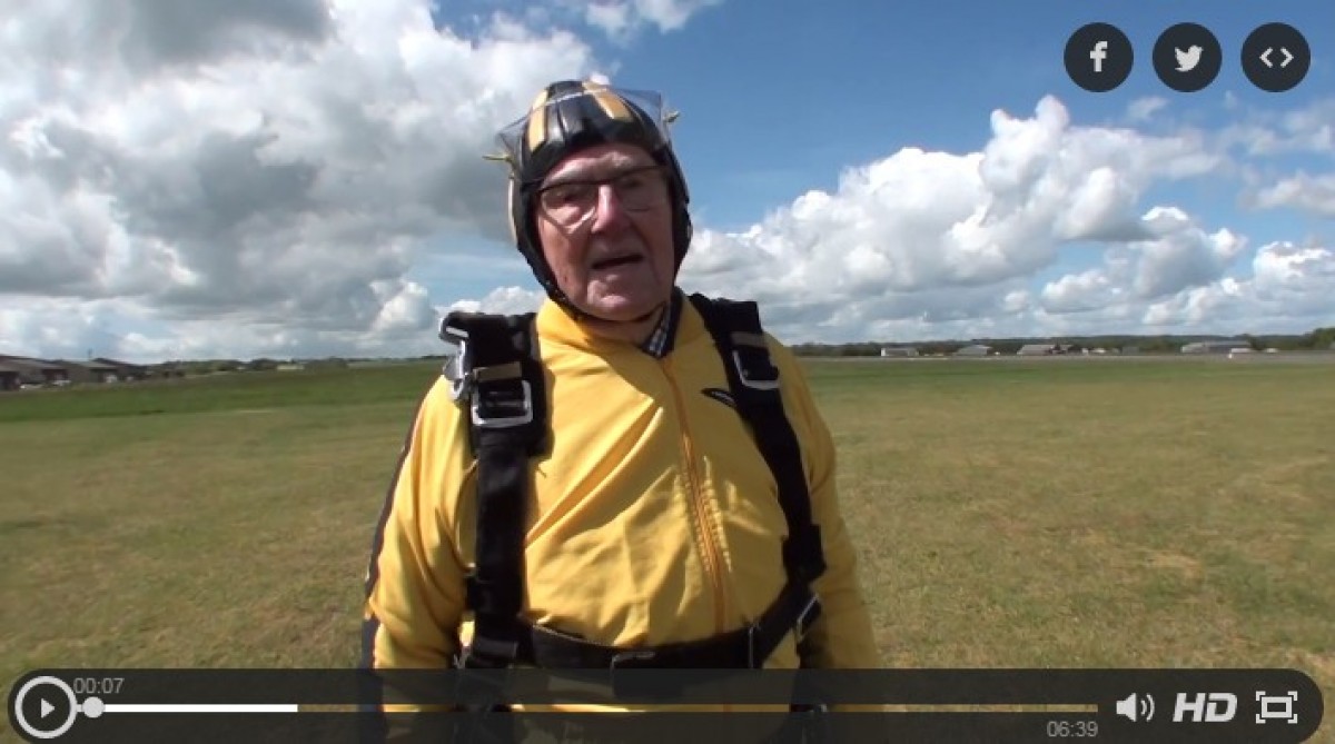 世界最高齢のスカイダイバー!101歳のおじいさんが空を飛ぶ ※海外メディアHuffington Postのスクリーンショット