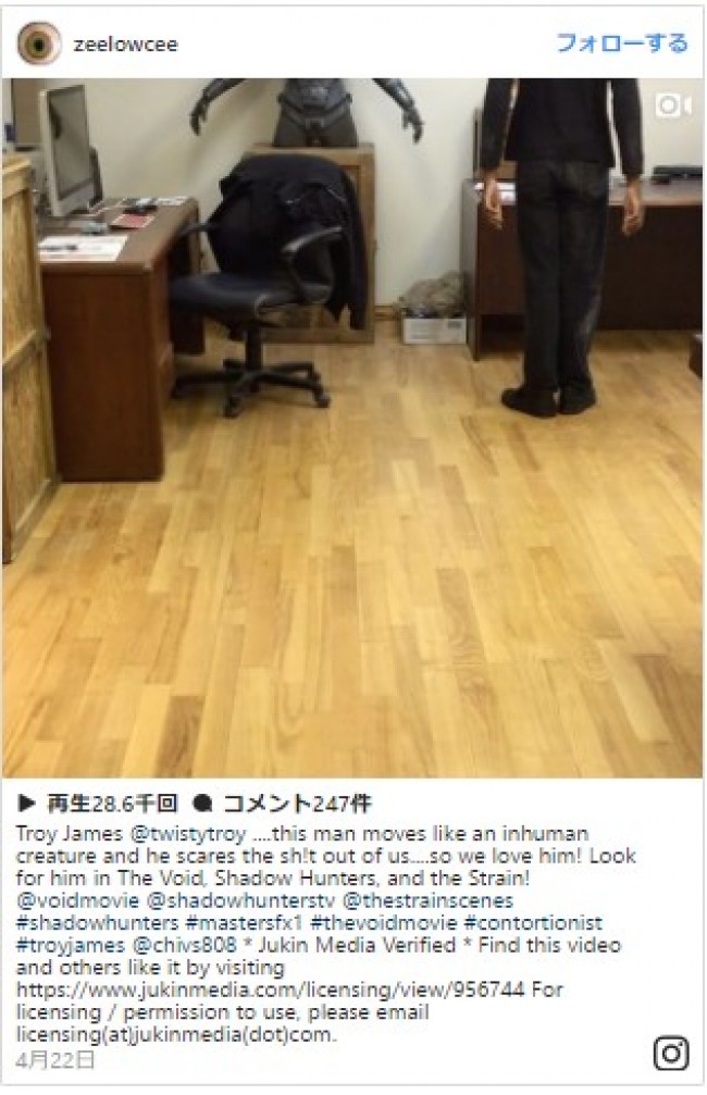 恐怖!ありえない動きをする男 ホラー俳優が技を披露※「@zeelowcee」インスタグラム