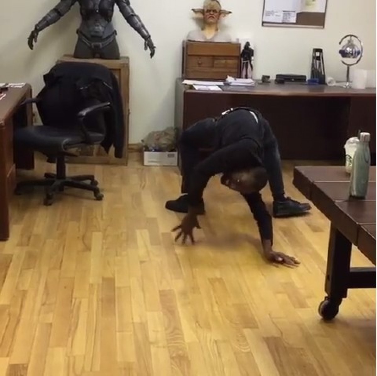 恐怖！ありえない動きをする男　ホラー俳優が技を披露