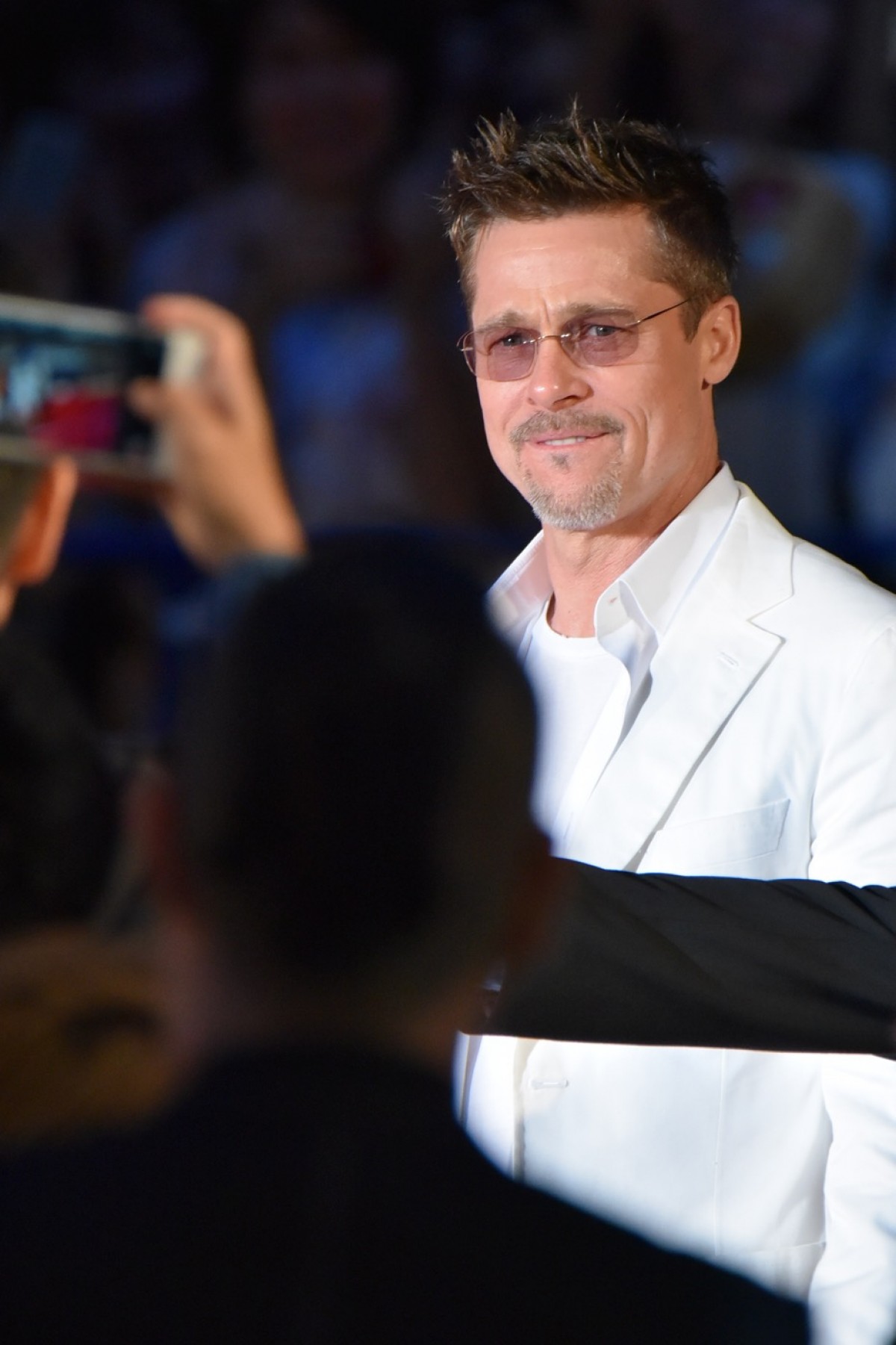 ブラッド・ピット、イケメンすぎる53歳！　白ずくめ衣装でファン魅了