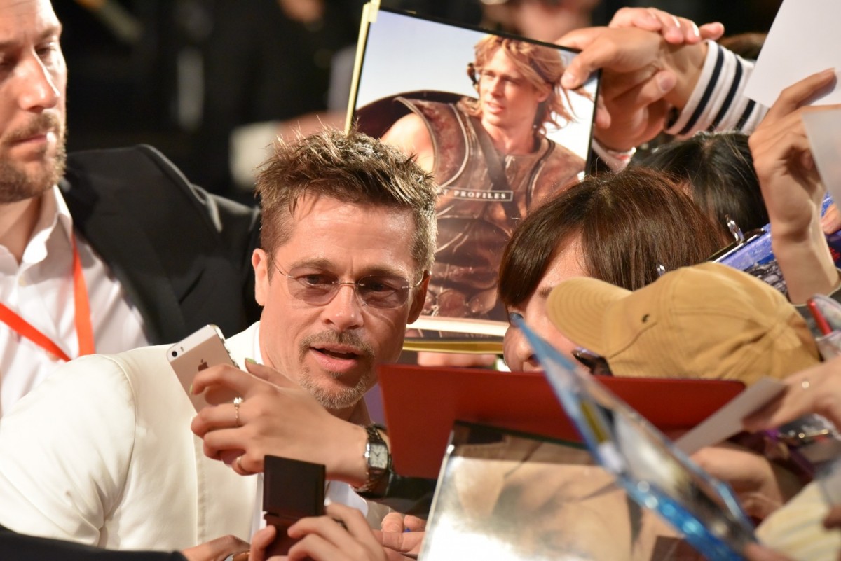 ブラッド・ピット、イケメンすぎる53歳！　白ずくめ衣装でファン魅了