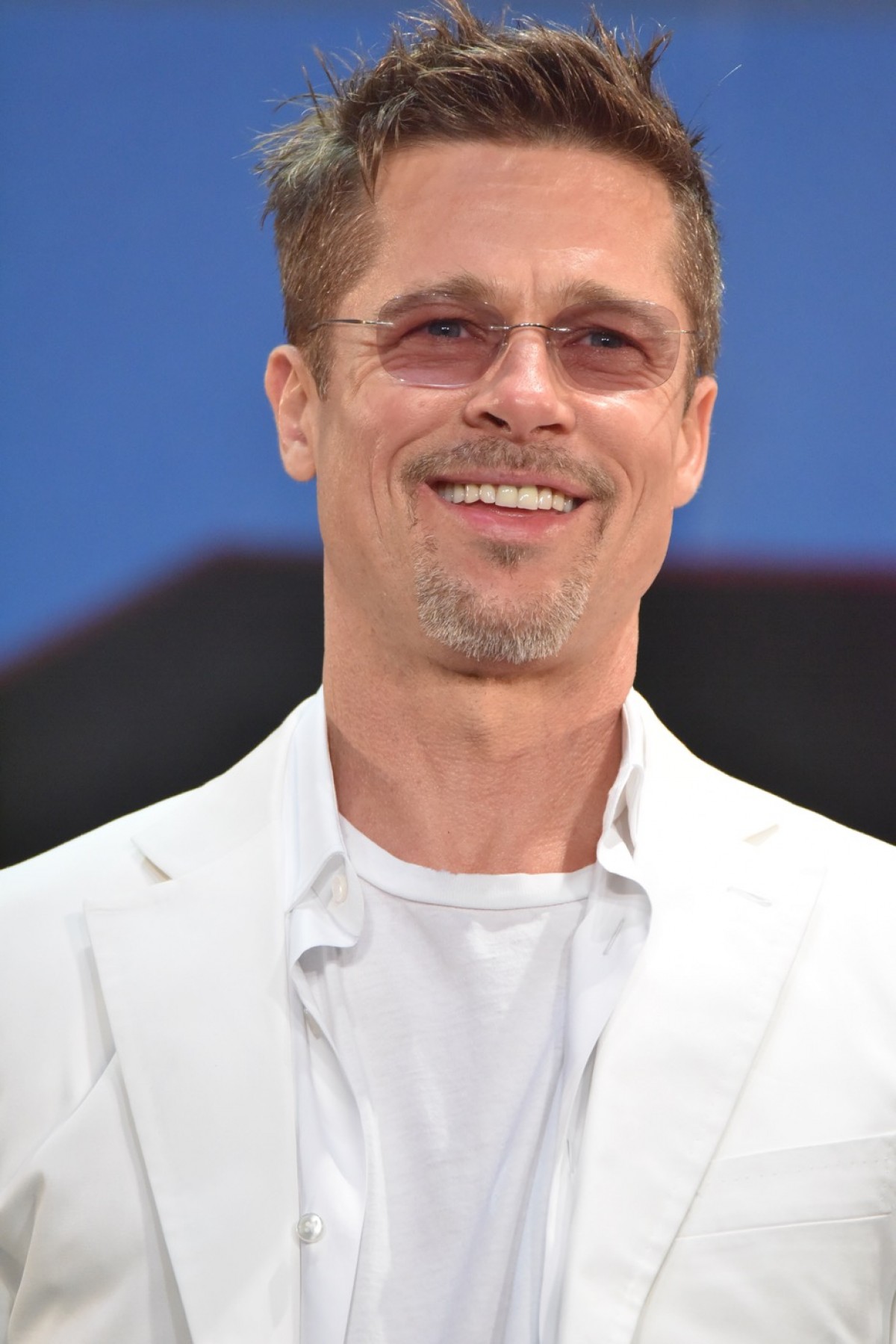 ブラッド・ピット、イケメンすぎる53歳！　白ずくめ衣装でファン魅了