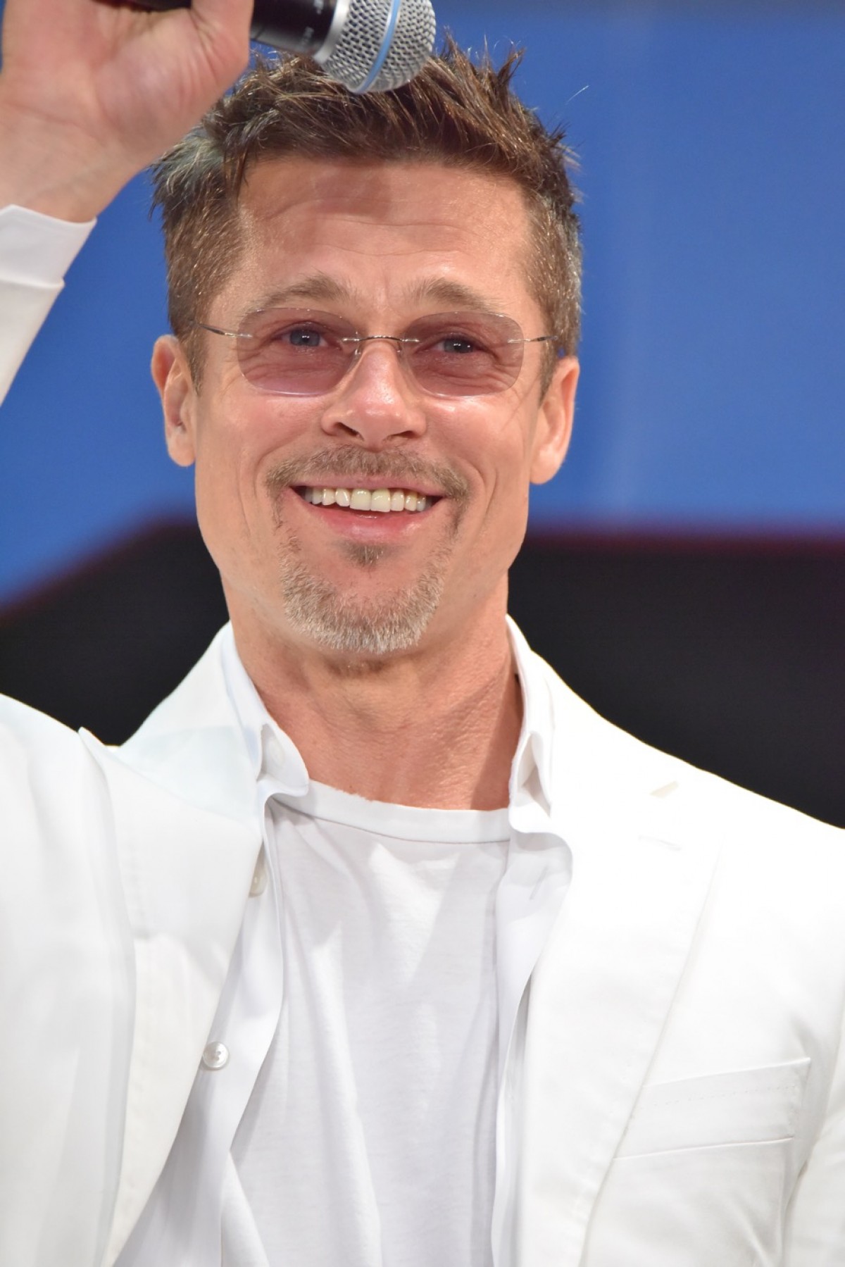 ブラッド・ピット、イケメンすぎる53歳！　白ずくめ衣装でファン魅了
