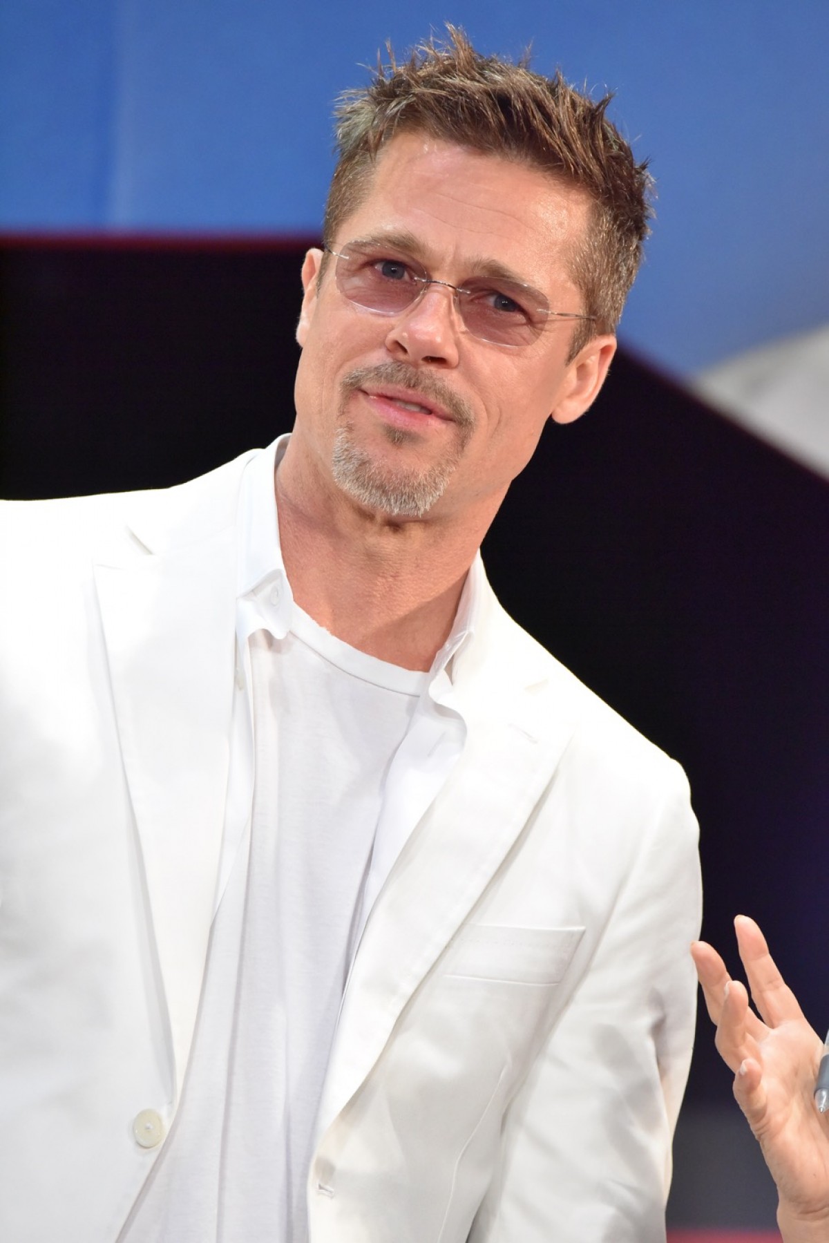 ブラッド・ピット、イケメンすぎる53歳！　白ずくめ衣装でファン魅了