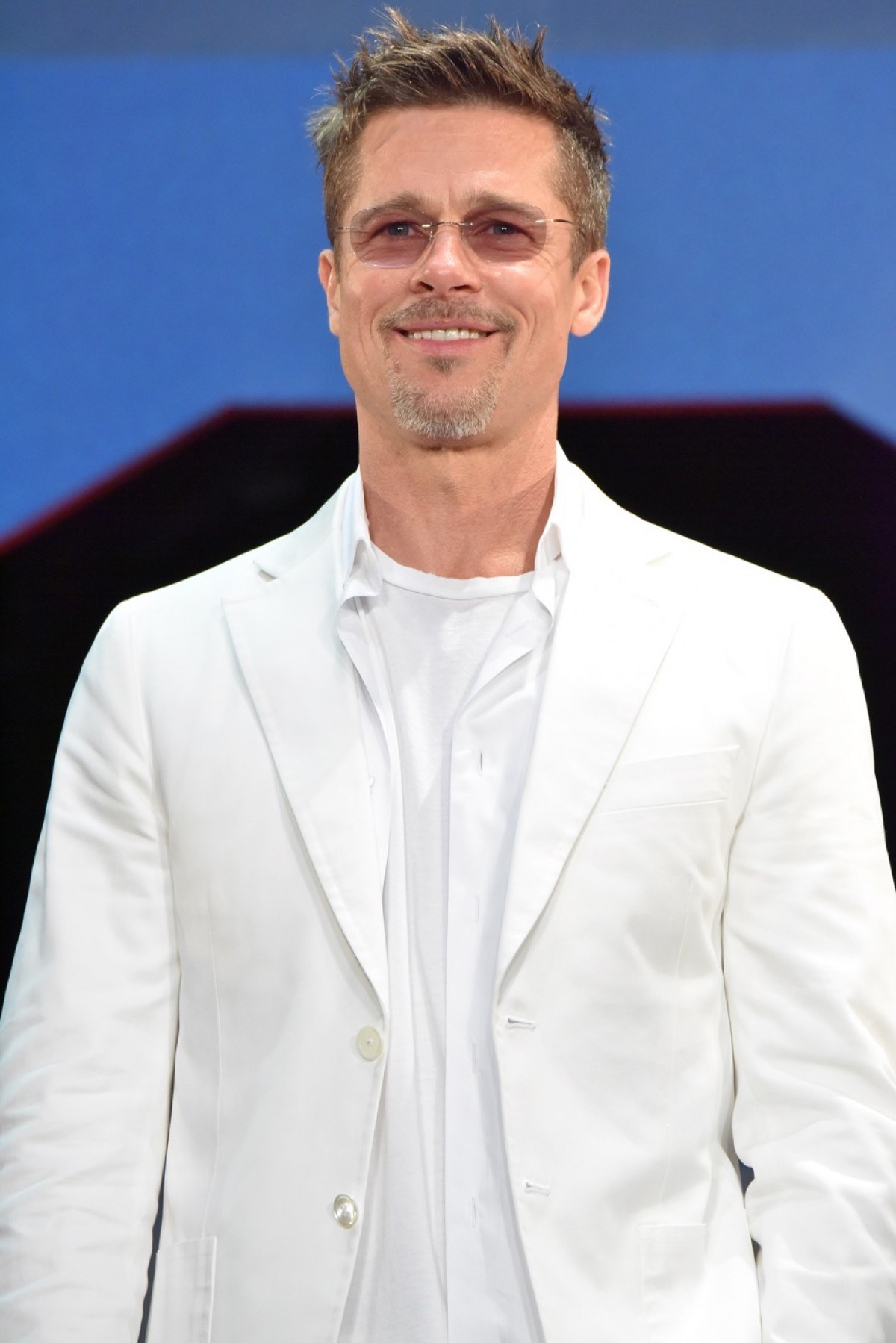 ブラッド・ピット、イケメンすぎる53歳！　白ずくめ衣装でファン魅了