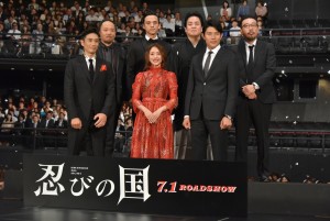 前列左から、伊勢谷友介、石原さとみ、鈴木亮平。後列左から、マキタスポーツ、満島真之介、立川談春、中村義洋監督。『忍びの国』ジャパンプレミアにて