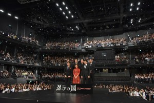 前列左から、伊勢谷友介、石原さとみ、鈴木亮平。後列左から、マキタスポーツ、満島真之介、立川談春、中村義洋監督。『忍びの国』ジャパンプレミアにて