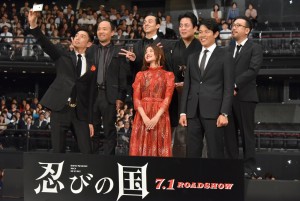 前列左から、伊勢谷友介、石原さとみ、鈴木亮平。後列左から、マキタスポーツ、満島真之介、立川談春、中村義洋監督。『忍びの国』ジャパンプレミアにて