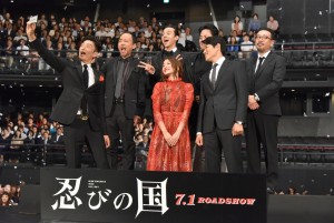 前列左から、伊勢谷友介、石原さとみ、鈴木亮平。後列左から、マキタスポーツ、満島真之介、立川談春、中村義洋監督。『忍びの国』ジャパンプレミアにて