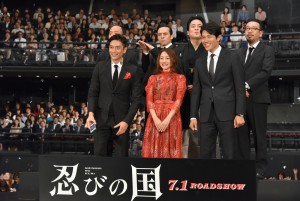 前列左から、伊勢谷友介、石原さとみ、鈴木亮平。後列左から、マキタスポーツ、満島真之介、立川談春、中村義洋監督。『忍びの国』ジャパンプレミアにて