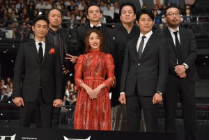前列左から、伊勢谷友介、石原さとみ、鈴木亮平。後列左から、マキタスポーツ、満島真之介、立川談春、中村義洋監督。『忍びの国』ジャパンプレミアにて
