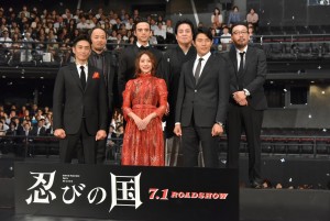 前列左から、伊勢谷友介、石原さとみ、鈴木亮平。後列左から、マキタスポーツ、満島真之介、立川談春、中村義洋監督。『忍びの国』ジャパンプレミアにて