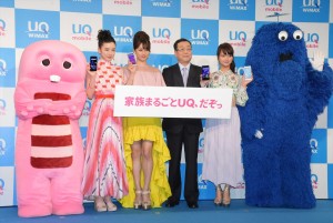 左から、ピンクガチャ、永野芽郁、深田恭子、野坂章雄代表取締役社長、多部未華子、ブルームク。「2017 夏 UQ 発表会」にて