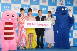 左から、ピンクガチャ、永野芽郁、深田恭子、野坂章雄代表取締役社長、多部未華子、ブルームク。「2017 夏 UQ 発表会」にて