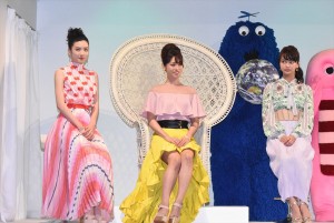 左から、永野芽郁、深田恭子、多部未華子。「2017 夏 UQ 発表会」にて