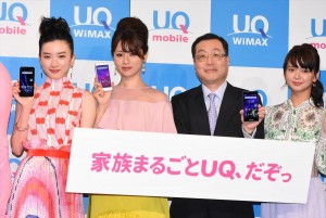 左から、永野芽郁、深田恭子、野坂章雄代表取締役社長、多部未華子。「2017 夏 UQ 発表会」にて