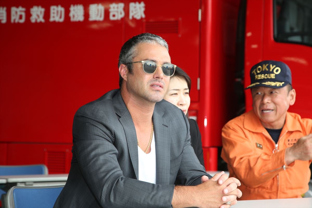 “シカゴ”シリーズのテイラー・キニー、日本の“レスキュー隊”と熱い思いを交わす！