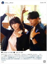『あなそれ』波瑠＆山崎育三郎、ツーショットで“謎”ポーズ「光栄ですわ」