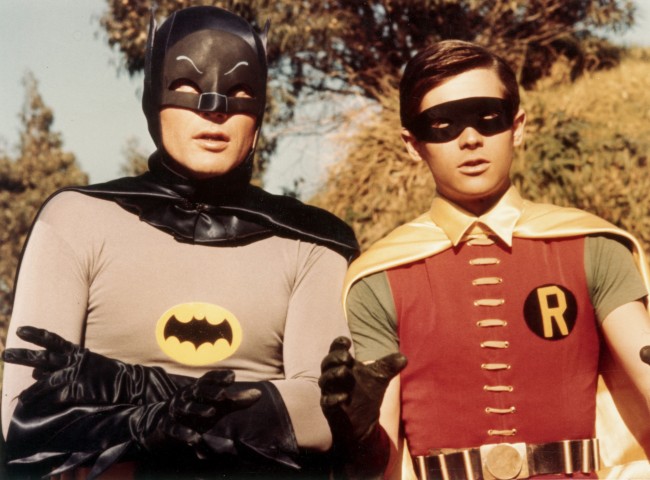 海外ドラマ『バットマン』アダム・ウェスト（左）が死去
