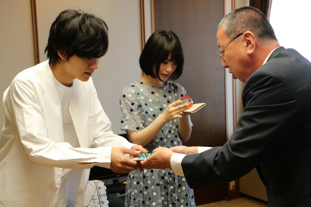 浜辺美波＆北村匠海、『キミスイ』表紙の地を聖地巡礼　福井県からPR活動スタート