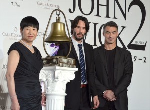 左から和田アキ子、キアヌ・リーヴス、チャド・スタエルスキ監督。『ジョン・ウィック：チャプター2』ジャパンプレミアにて