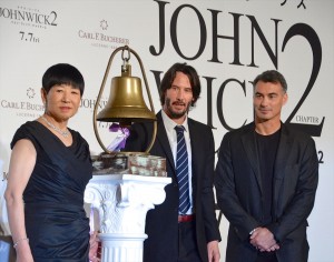 左から和田アキ子、キアヌ・リーヴス、チャド・スタエルスキ監督。『ジョン・ウィック：チャプター2』ジャパンプレミアにて