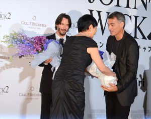 左からキアヌ・リーヴス、和田アキ子、チャド・スタエルスキ監督。『ジョン・ウィック：チャプター2』ジャパンプレミアにて