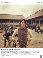 『フラ恋』綾野剛、怪物から丸メガネの好青年に？「色気があって惚れ惚れする」と反響