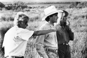 ジョン・G・アヴィルドセン（左）（1994年米公開映画『エイト・セカンズ／伝説の8秒』撮影現場にて）